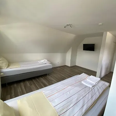 Zentrale Und Ruhige Monteurwohnung Mit 2 Schlafzimmern In Der Naehe Des Fek דירה *